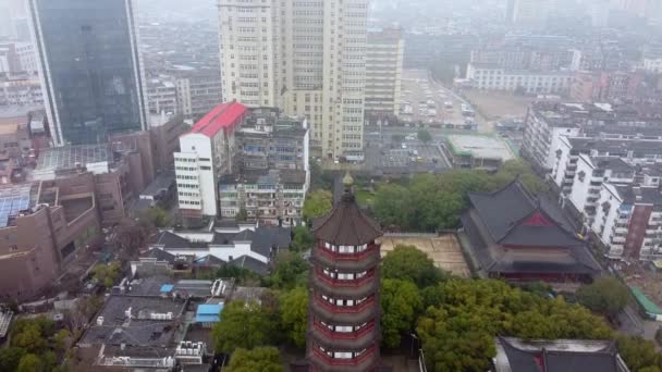 Veduta Aerea Della Vecchia Pagoda Nella Nebbiosa Città Nanchang Cina — Video Stock