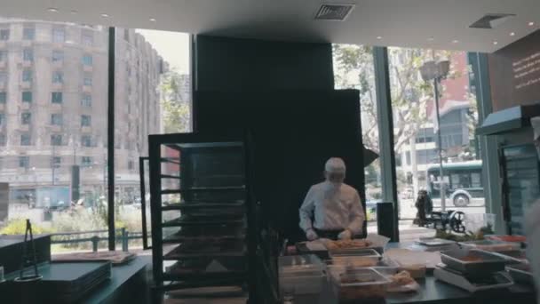 Filmación Chefs Asiáticos Con Uniformes Blancos Trabajando Cocina Cafetería Haciendo — Vídeos de Stock