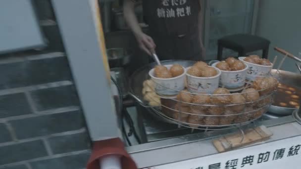 Vendedor Asiático Cozinha Vendendo Comida Tradicional Chinesa Rua — Vídeo de Stock