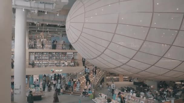 Gente Asiática Caminando Comprando Libros Gran Librería Moderna — Vídeo de stock