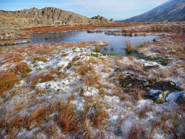 Küçük bir Llyn, açık havaya rağmen kışın soğuktan donmuş, Moel Siabod 'un biraz yukarısında.