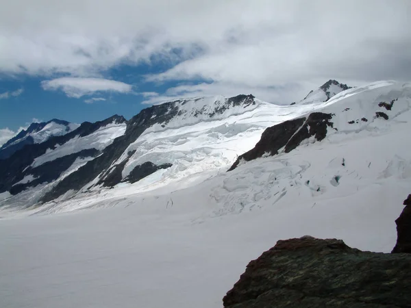 Neve Ghiaccio Scivola Dal Lato Jungfraujoch — Foto Stock