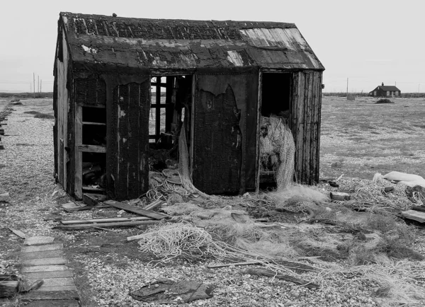 Dungeness sahilinde terk edilmiş bir balıkçı kulübesi..