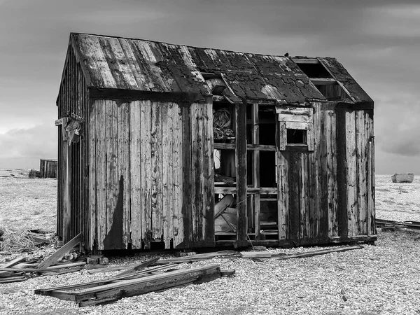 Dungeness sahilinde terk edilmiş bir balıkçı kulübesi halat ve diğer balıkçı malzemelerini muhafaza ediyor..