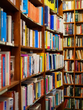 Kitap raflarında yığılmış kitaplar