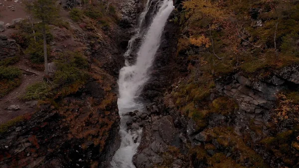 岩の上の小さな滝 花崗岩の岩 北極の秋 — ストック写真