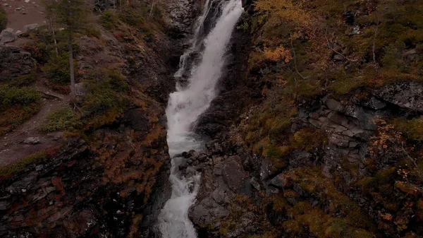 Kayaların Üzerinde Küçük Şelale Granit Kayalar Kuzey Kutbu Nda Sonbahar — Stok fotoğraf