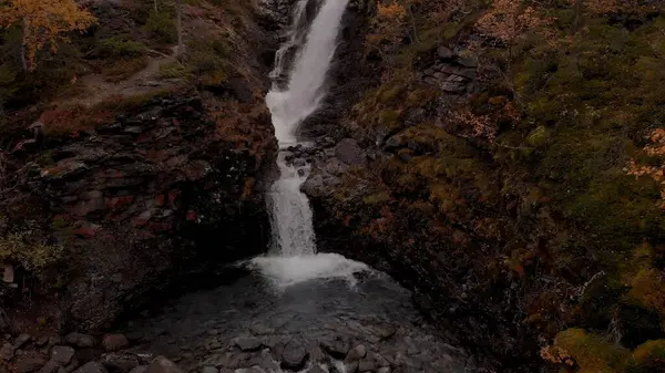 Kleiner Wasserfall Über Dem Felsen Granitfelsen Herbst Der Arktis — Stockfoto