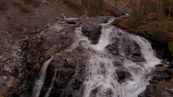 Rivière Montagne Coule Dans Les Rapides Granit Automne Feuilles Jaunies — Photo