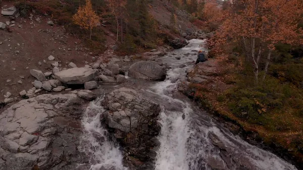 Rivière Montagne Coule Dans Les Rapides Granit Automne Feuilles Jaunies — Photo