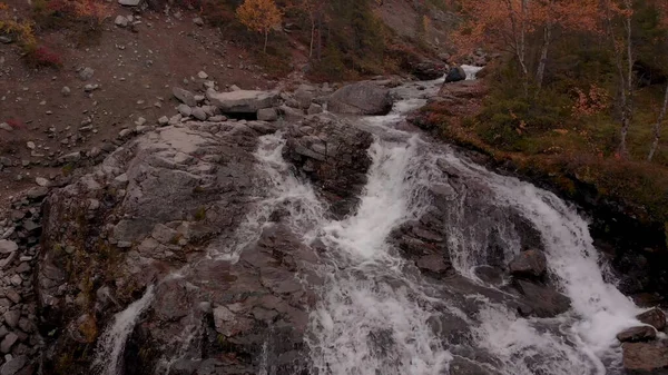 Rio Montanha Desce Corredeiras Granito Outono Folhas Amareladas Nas Árvores — Fotografia de Stock