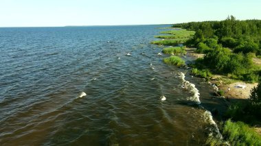 Ladoga Gölü 'nde küçük dalgalar, yaz, güneşli hava