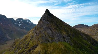 Keskin tepeler, bulutlar, mavi gökyüzü, dağlar, kahverengi
