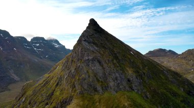Keskin tepeler, bulutlar, mavi gökyüzü, dağlar, kahverengi