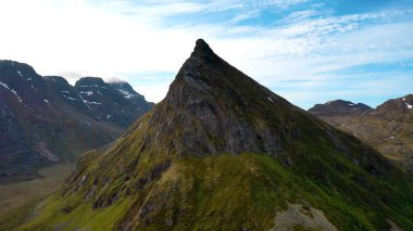 Keskin tepeler, bulutlar, mavi gökyüzü, dağlar, kahverengi