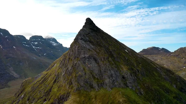 Keskin tepeler, bulutlar, mavi gökyüzü, dağlar, kahverengi
