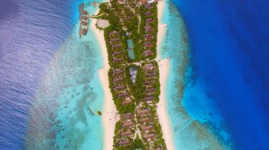 Dar bir adanın üst manzarası, kumlu plajlar, bungalovlar, temiz su, romantizm