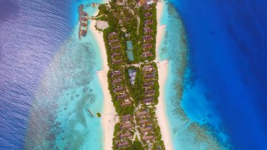 Dar bir adanın üst manzarası, kumlu plajlar, bungalovlar, temiz su, romantizm