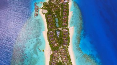 Dar bir adanın üst manzarası, kumlu plajlar, bungalovlar, temiz su, romantizm