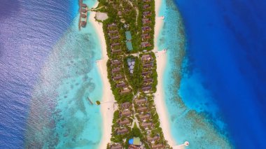 Dar bir adanın üst manzarası, kumlu plajlar, bungalovlar, temiz su, romantizm