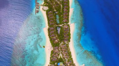 Dar bir adanın üst manzarası, kumlu plajlar, bungalovlar, temiz su, romantizm