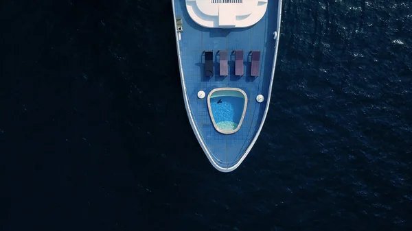 Widok Góry Jachtu Niebieski Kobieta Leży Pokładzie Basen Pokładzie Biały — Zdjęcie stockowe