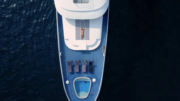 Yacht Top View Azul Mulher Encontra Convés Piscina Convés Branco — Fotografia de Stock