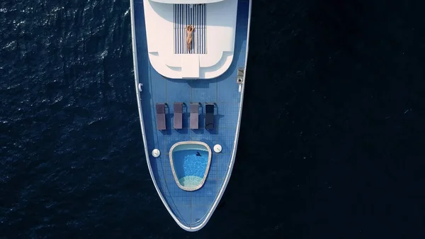 Яхта Вид Сверху Синий Женщина Лежит Палубе Бассейн Палубе Белый — стоковое фото