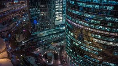 Moskova yakınlarındaki gökdelen. Gece, kış, gece ışıkları yanıyor.