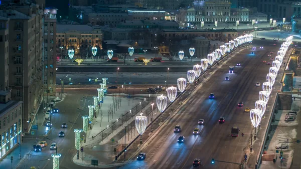 新年のためのモスクワは ガーランドやライト 橋で飾られています — ストック写真