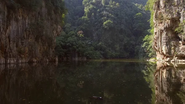 Hermoso Lugar Las Maldivas Escarpados Acantilados Densa Vegetación Agua Como —  Fotos de Stock