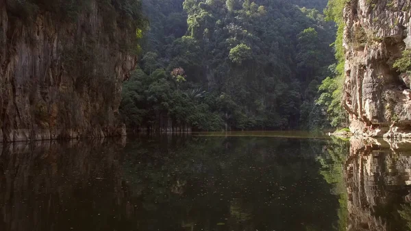 Hermoso Lugar Las Maldivas Escarpados Acantilados Densa Vegetación Agua Como —  Fotos de Stock