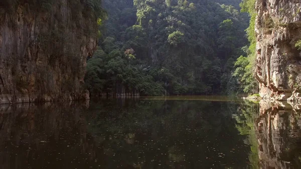 Hermoso Lugar Las Maldivas Escarpados Acantilados Densa Vegetación Agua Como —  Fotos de Stock