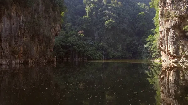 Hermoso Lugar Las Maldivas Escarpados Acantilados Densa Vegetación Agua Como —  Fotos de Stock