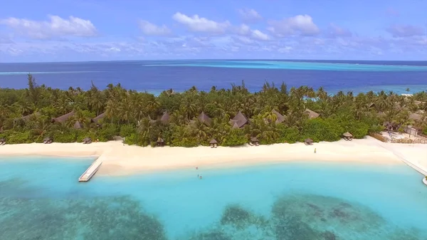 Beautiful Resort Island Maldives Bungalows Palm Trees Sandy Beach Blue — Stock Photo, Image