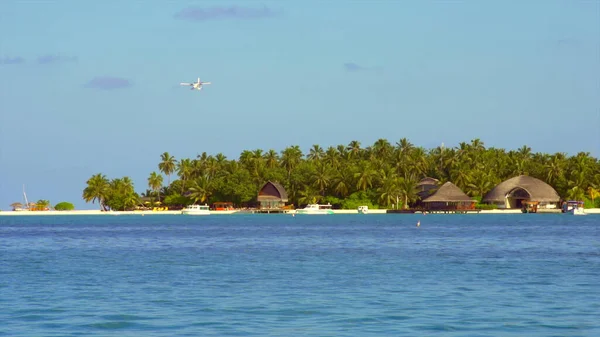 Літак Туристами Приземляється Райський Острів Блакитний Океан Пальми Піщаний Пляж — стокове фото