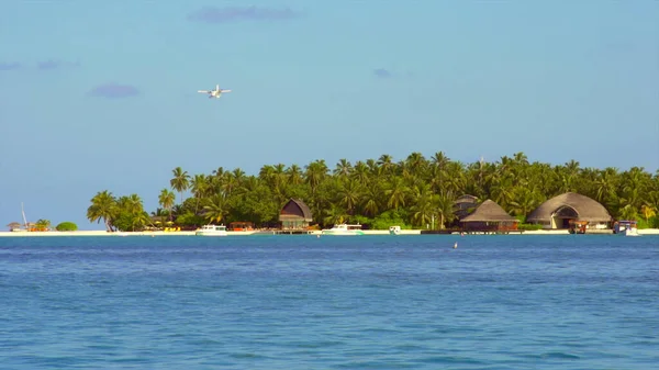 Avião Com Turistas Chega Terra Ilha Paradisíaca Oceano Azul Palmeiras — Fotografia de Stock