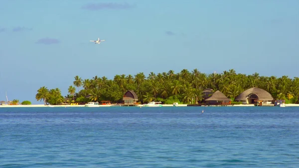 Avion Avec Les Touristes Débarque Sur Île Paradisiaque Océan Bleu — Photo