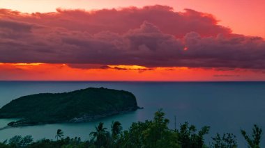 Maldivler 'de okyanusa bakan parlak gün batımı