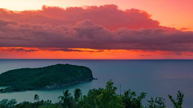 Maldivler 'de okyanusa bakan parlak gün batımı