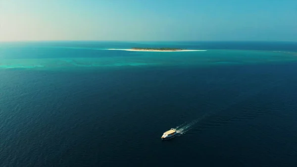 一架太平洋班轮从马尔代夫的一个度假岛出发 — 图库照片