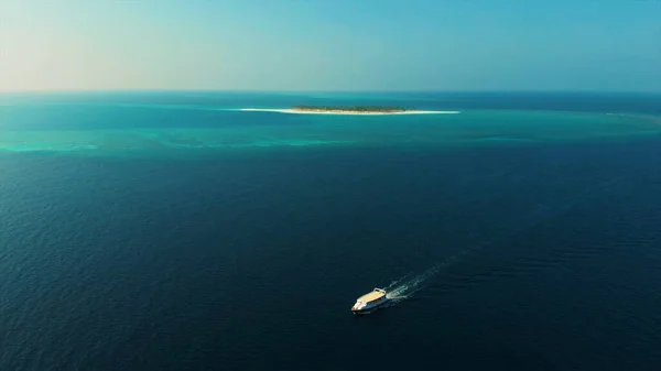 Transatlántico Del Océano Pacífico Sale Una Isla Turística Maldivas —  Fotos de Stock