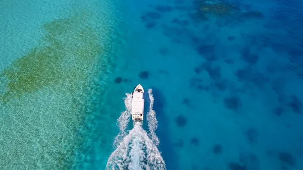 Лодка Плывет Прозрачной Морской Воде Вид Беспилотника — стоковое фото