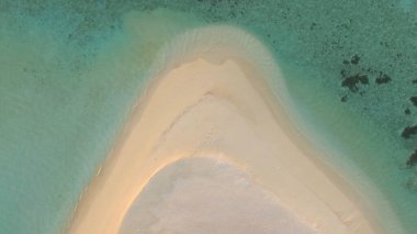 Kumsalın üst manzarası, kumdaki ayak izleri.