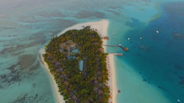Maldivler 'deki küçük bir tatil adası, cennet.