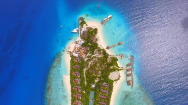 Otel ve sahil manzaralı Maldivler Adası, insansız hava aracı
