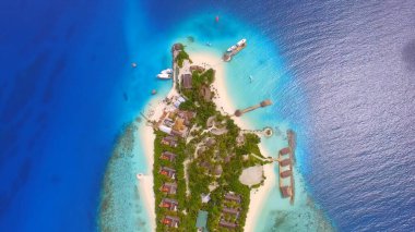 Otel ve sahil manzaralı Maldivler Adası, insansız hava aracı
