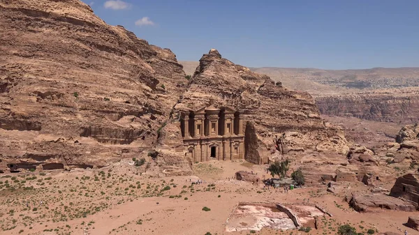 Dair Ett Nabateiskt Stentempel Utsikt Över Hela Berget Från Sidan — Stockfoto
