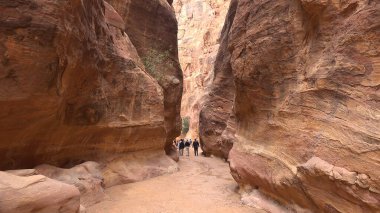 Petra-Nabataean kaya tapınağına giden turist rotası. Ürdün