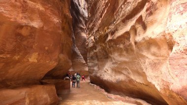 Petra-Nabataean kaya tapınağına giden turist rotası. Ürdün